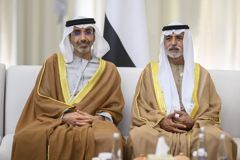 الشيخ محمد بن زايد آل نهيان والشيخ محمد بن راشد آل مكتوم يشهدان عرسا جماعيا