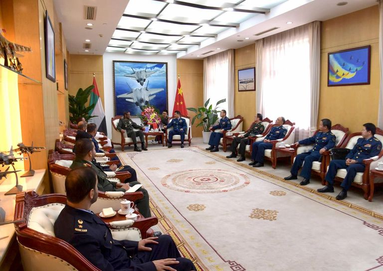 قائد العمليات المشتركة الإماراتية وقائد القوات الجوية الصينية