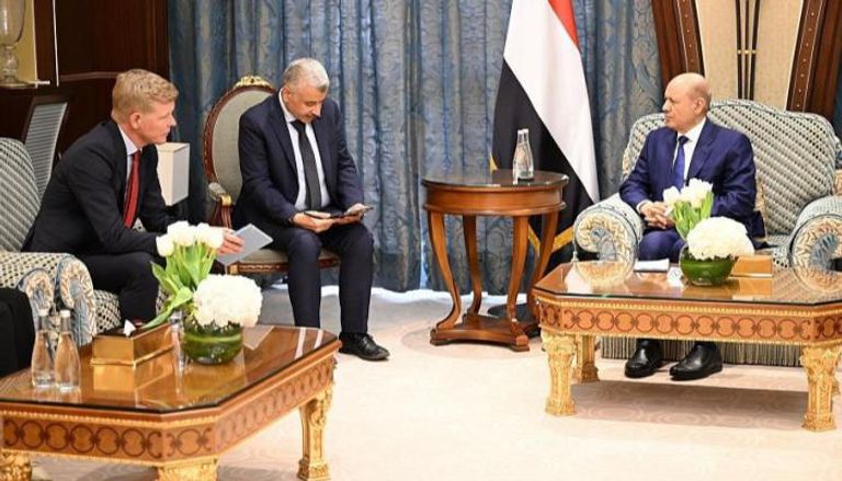 جانب من لقاء المبعوث الأممي ورئيس المجلس الرئاسي اليمني