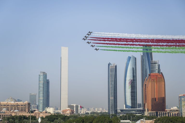 الشيخ محمد بن زايد آل نهيان يودع سلطان عمان في ختام الزيارة