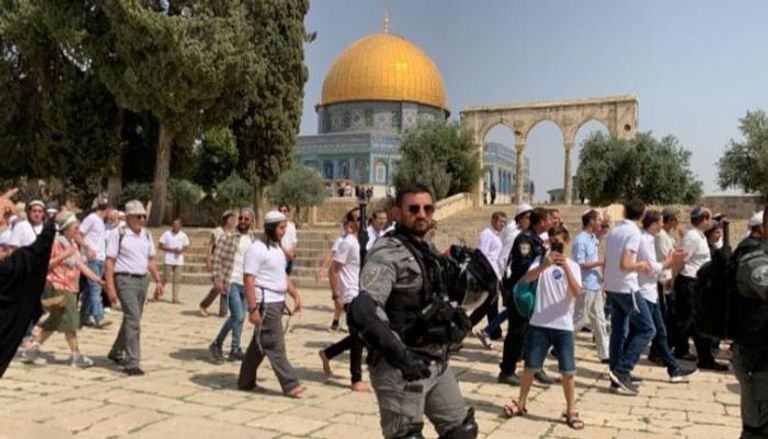 مستوطون يقتحمون المسجد الأقصى في حراسة الشرطة الإسرائيلية - أرشيفية