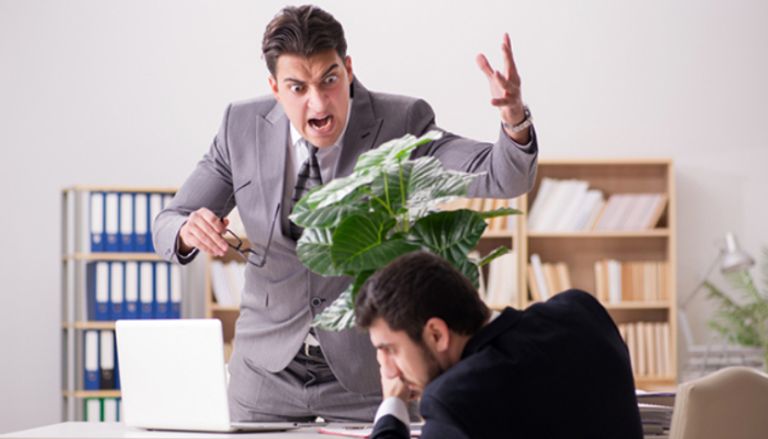 طرق التعامل مع زميل العمل المتنمر