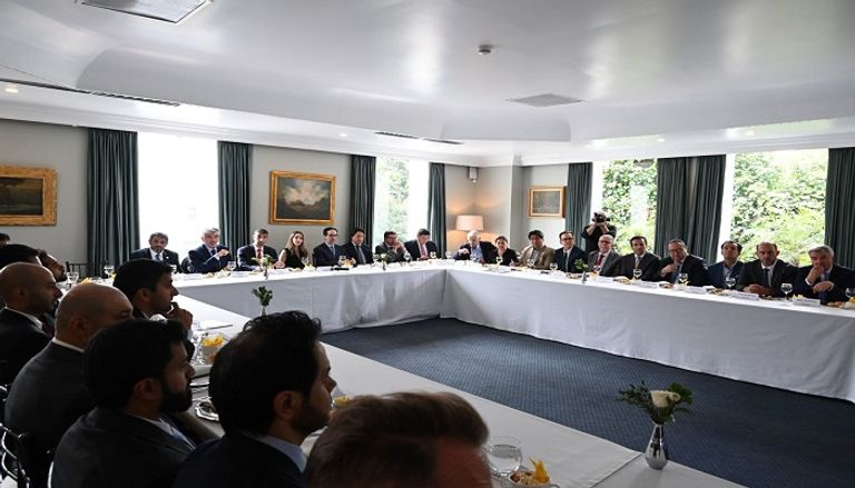 أرتورو فيليكس يستقبل الدكتور ثاني بن أحمد الزيودي