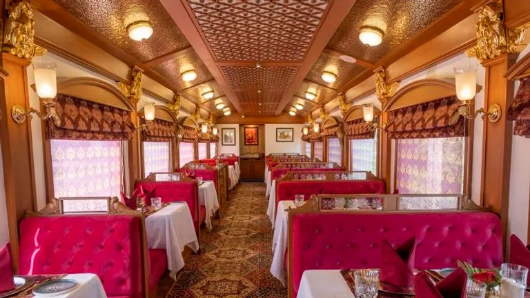 العربة الذهبية خطوط السكك الحديدية في الهند