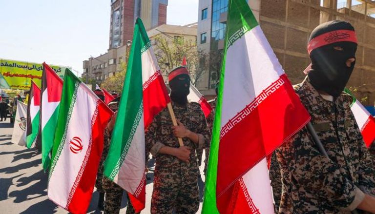 إيرانيون يحضرون جنازة مسؤولين من الحرس الثوري قتلوا في غارة إسرائيلية