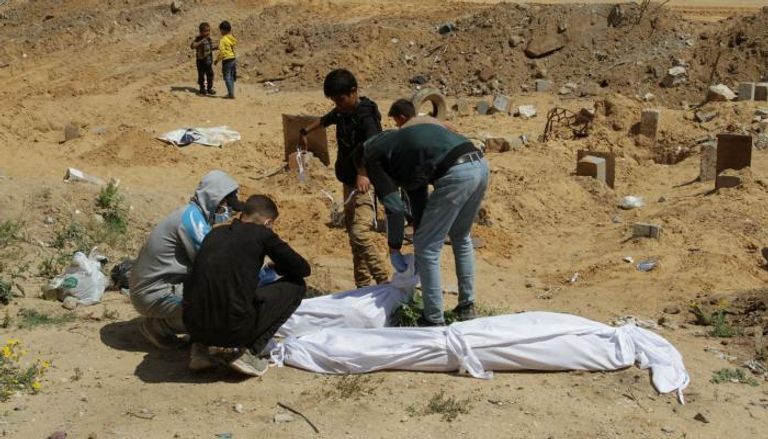 فلسطينيون يعثرون على جثث مدفونة في مقبرة جماعية بغزة