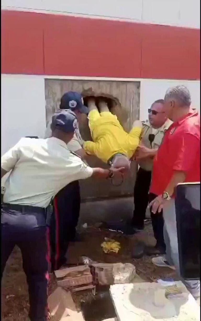 سجناء فنزويلا لحظة القبض عليهم