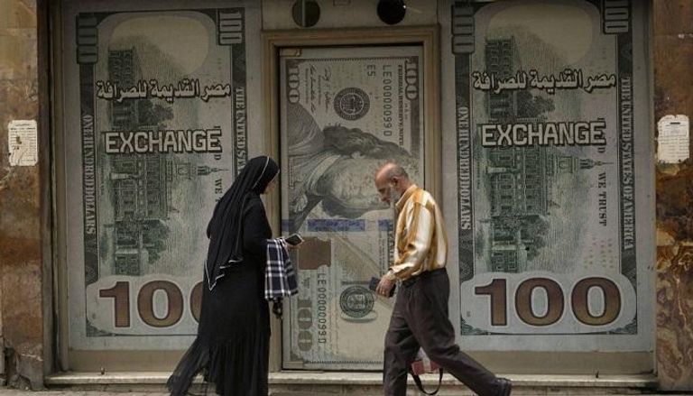 الدولار يتراجع أمام الجنيه المصري - أرشيفية 