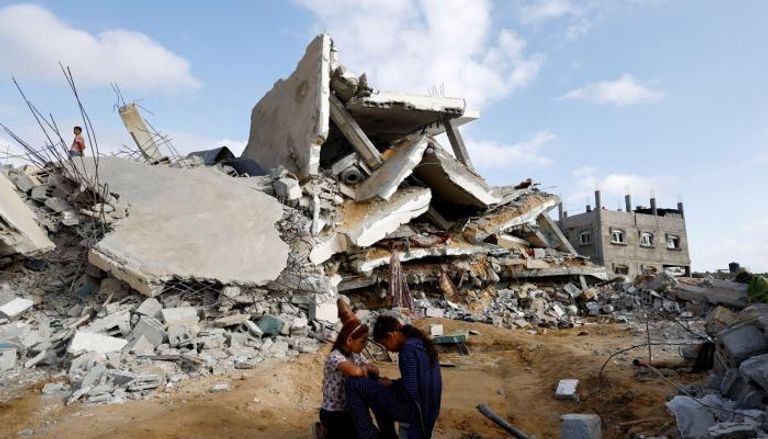 طفلتان فلسطينيتان بموقع غارة إسرائيلية قرب منزل مدمر في رفح