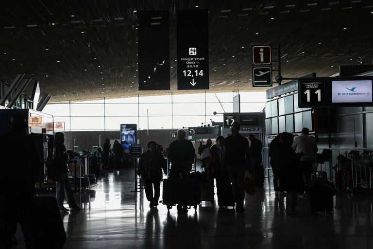 إحدى المسافرات في مطار بفرنسا - AFP