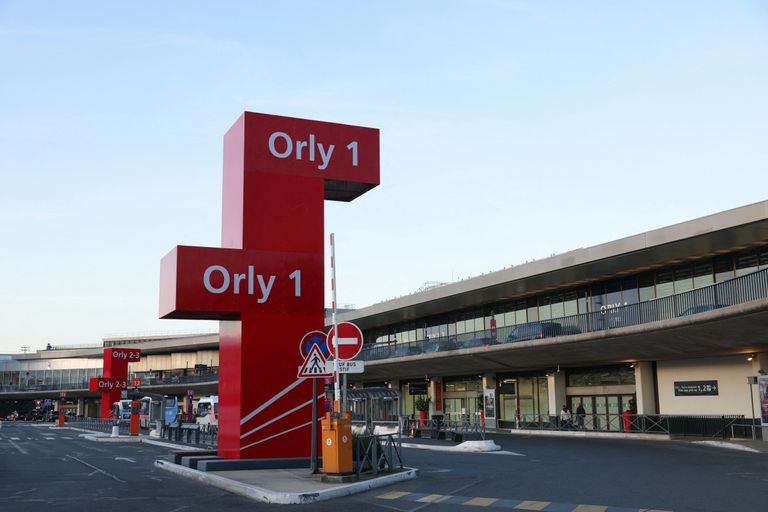 إحدى المسافرات في مطار بفرنسا - AFP