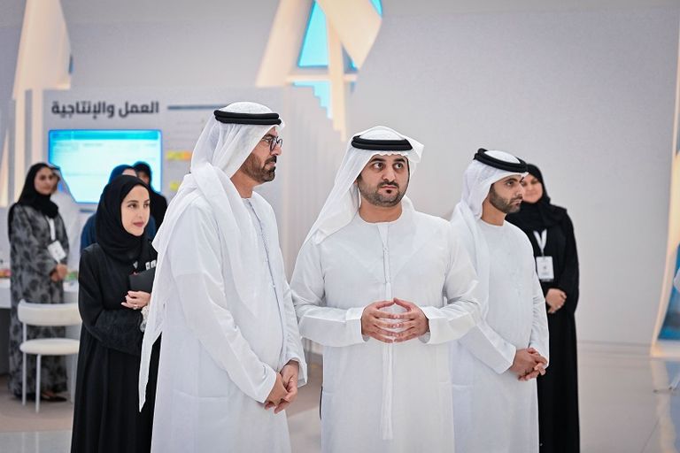 الشيخ محمد بن راشد آل مكتوم يتوسط عددا من المشاركين في "خلوة الشباب"