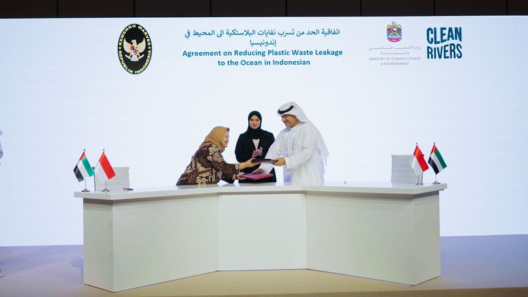 تعاون إماراتي إندونيسي للحد من تسرب النفايات إلى المحيطات