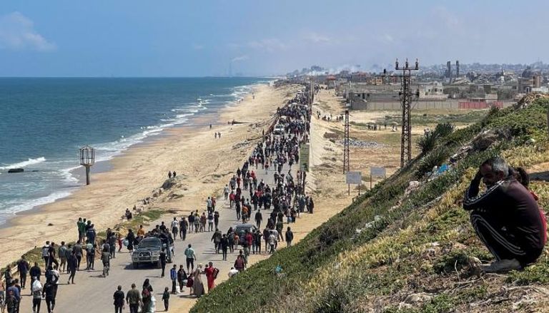 نازحون فلسطينيون يحاولون العودة إلى شمال غزة
