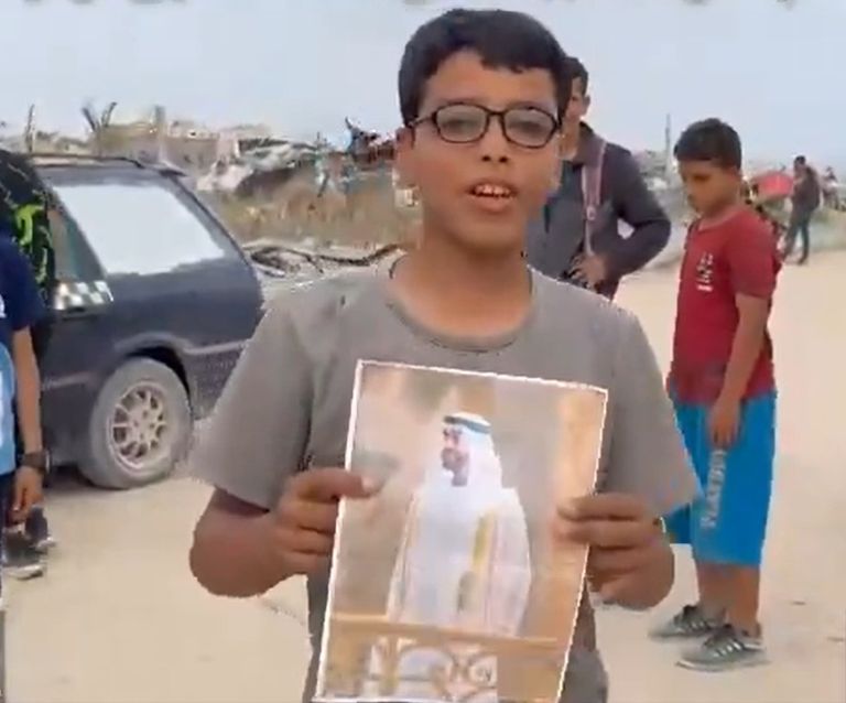 جانب من عمليات إسقاط المساعدات