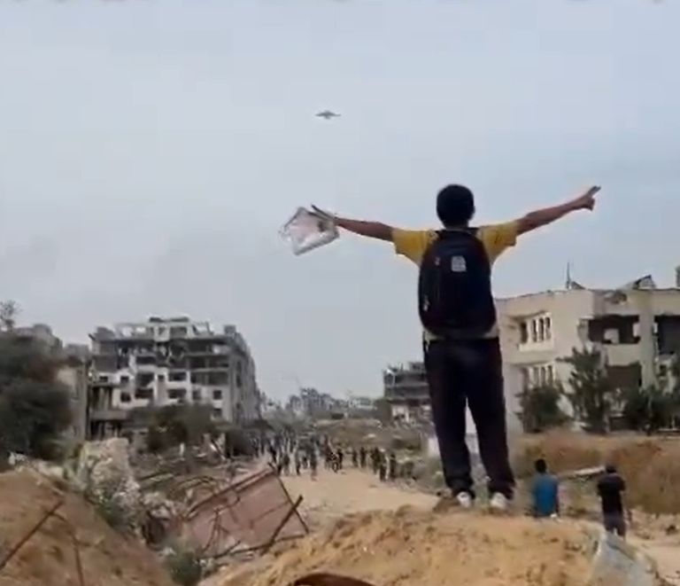 جانب من عمليات إسقاط المساعدات