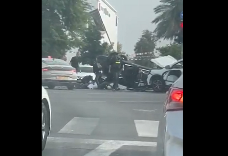 جانب من حادث انقلاب سيارة