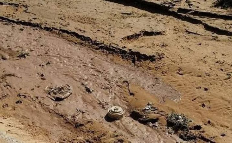 ألغام حوثية لفظتها السيول من باطن الأرض