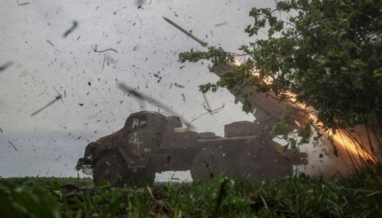 جنود أوكرانيون يطلقون صاروخًا باتجاه الروس
