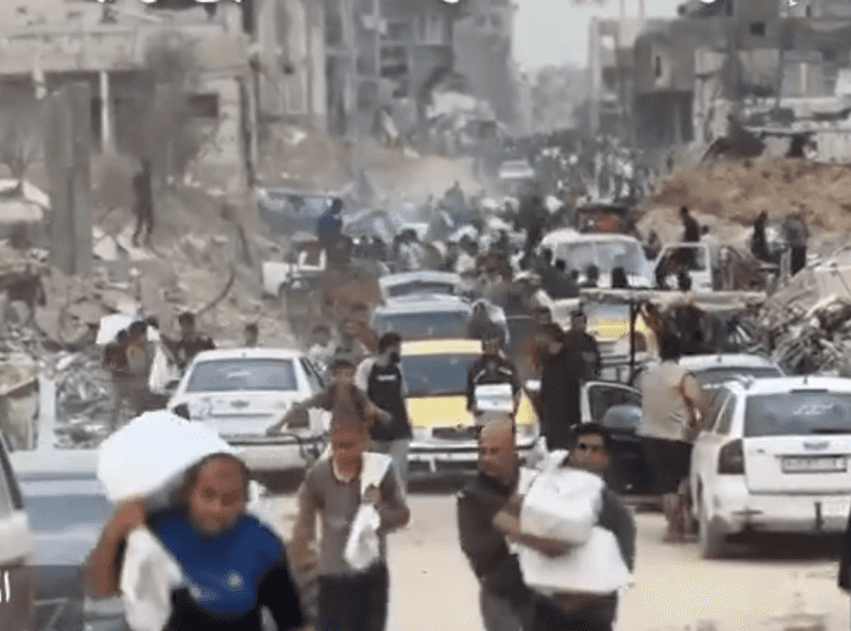 جانب من إسقاط المساعدات على غزة 