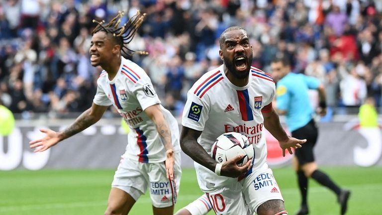 فريق ليون الفرنسي باريس سان جيرمان بطل الدوري الفرنسي