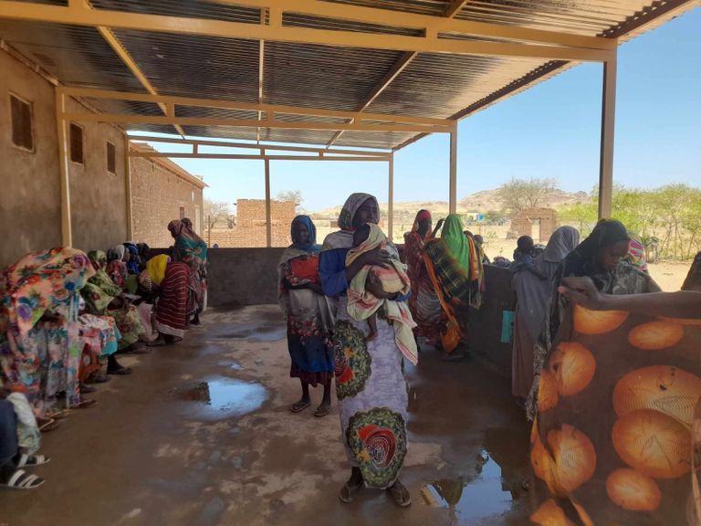 سودانيات يفترشن الأرض في مخيم طويلة في مدينة الفاشر شمال دارفور