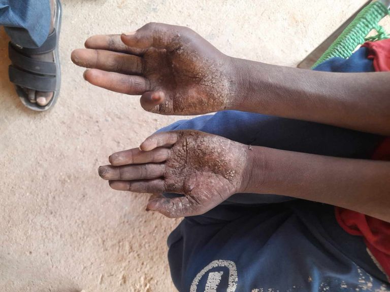 سودانيات يفترشن الأرض في مخيم طويلة في مدينة الفاشر شمال دارفور