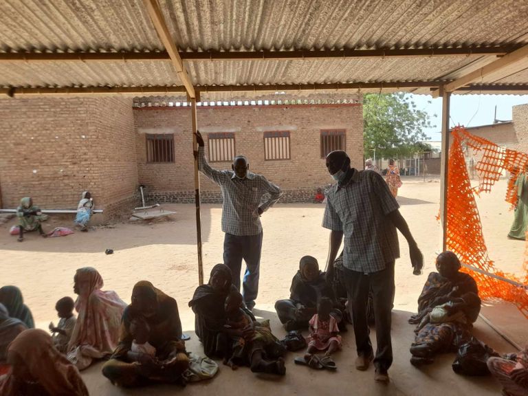 سودانيات يفترشن الأرض في مخيم طويلة في مدينة الفاشر شمال دارفور