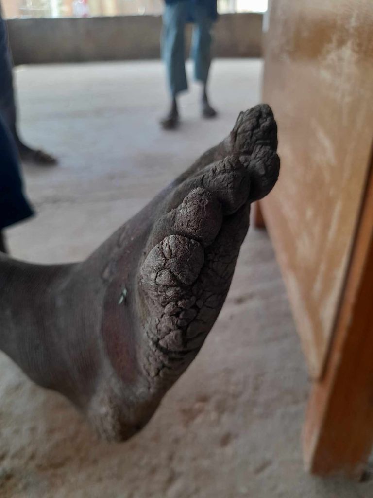 سودانيات يفترشن الأرض في مخيم طويلة في مدينة الفاشر شمال دارفور