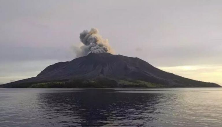 ثوران البركان في إندونيسيا