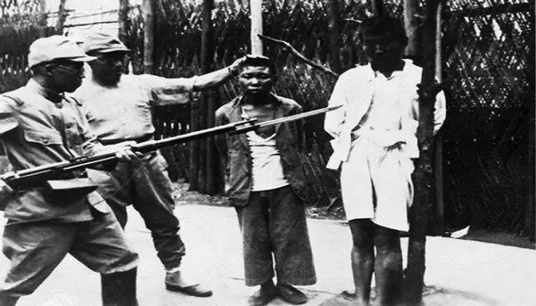 أعضاء من الوحدة 731 اليابانية خلال نقل أحد المرضى