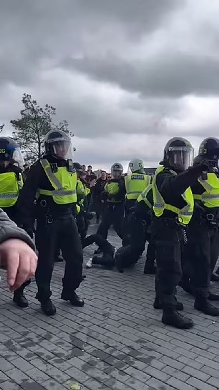 اشتباكات الجماهير والشرطة على هامش ديربي لندن