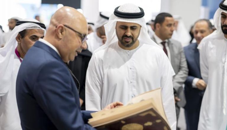 الشيخ ذياب بن محمد بن زايد آل نهيان خلال افتتاح معرض أبوظبي للكتاب