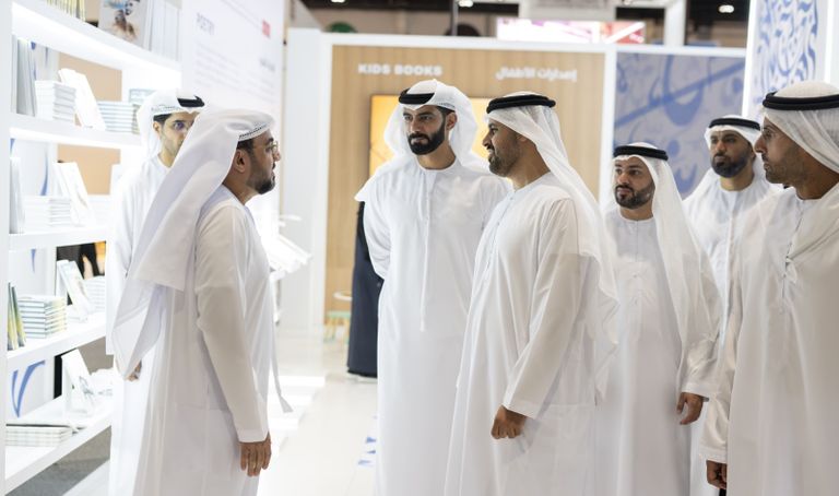 الشيخ ذياب بن محمد بن زايد آل نهيان خلال افتتاح معرض أبوظبي للكتاب