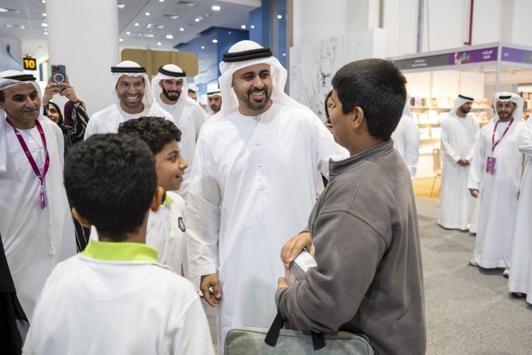 الشيخ ذياب بن محمد بن زايد آل نهيان خلال افتتاح معرض أبوظبي للكتاب