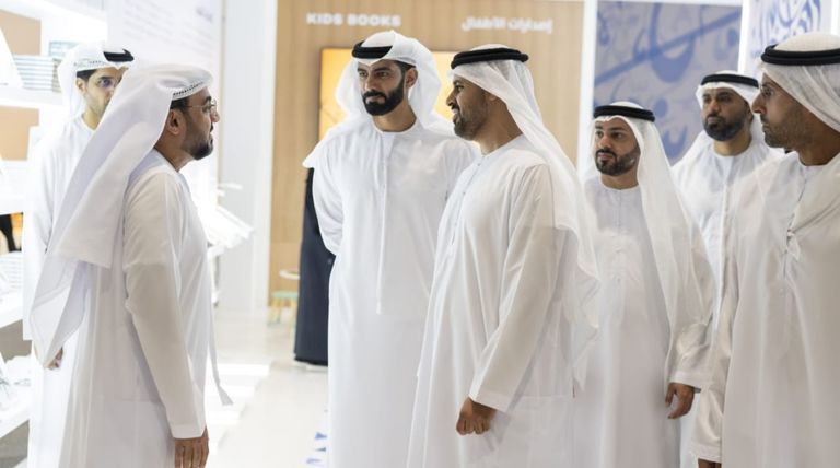 الشيخ ذياب بن محمد بن زايد آل نهيان خلال افتتاح معرض أبوظبي للكتاب