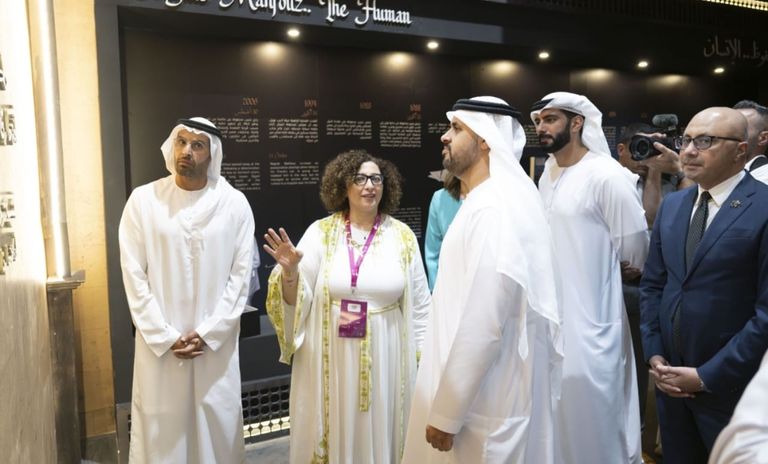 الشيخ ذياب بن محمد بن زايد آل نهيان خلال افتتاح معرض أبوظبي للكتاب