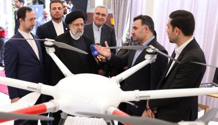 الرئيس الإيراني يستمع لعرض عن طائرة مسيرة