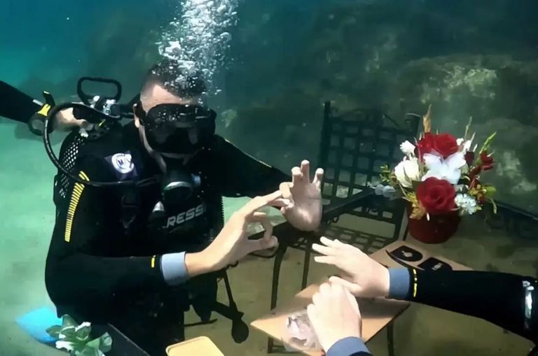 العروسان تحت الماء