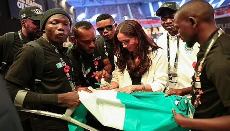 ميغان توقع على العلم النيجيري في ألعاب إنفيكتوس العام الماضي