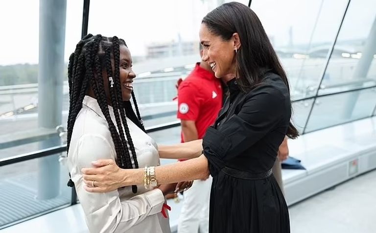 ميغان تحيي جلوري إيسيان نيجيرية شاركت في دورة الألعاب في دوسلدورف العام الماضي ميغان توقع على العلم النيجيري في ألعاب إنفيكتوس العام الماضي