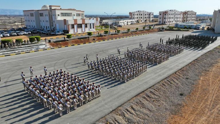 عرض عسكري للنخبة الحضرمية في ذكرى هزيمة القاعدة