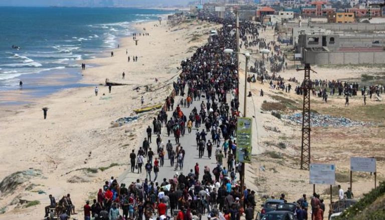 فلسطينيون يحاولون العودة لمنازلهم في غزة عبر الطريق الساحلي