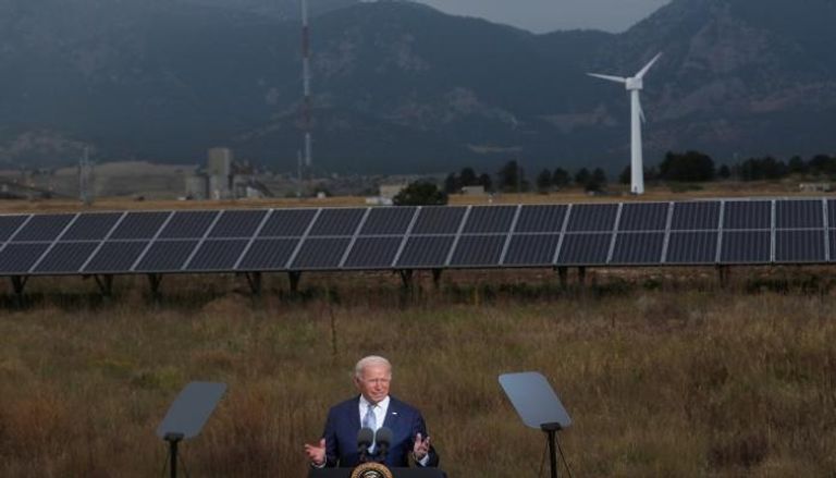 الرئيس الأمريكي جو بايدن يلقي كلمة أمام ألواح طاقة شمسية - رويترز