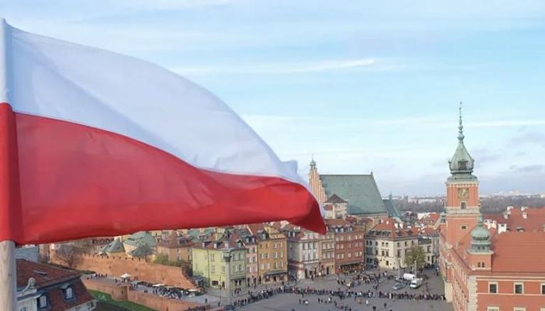 علم بولندا في العاصمة وارسو