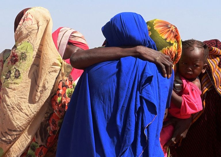 أسرة سودانية بدارفور - رويترز