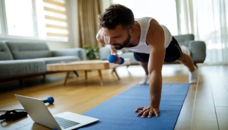 رفع الأثقال ضمن رياضة منزلية غير شائعة رياضة منزلية غير شائعة تعزز اللياقة