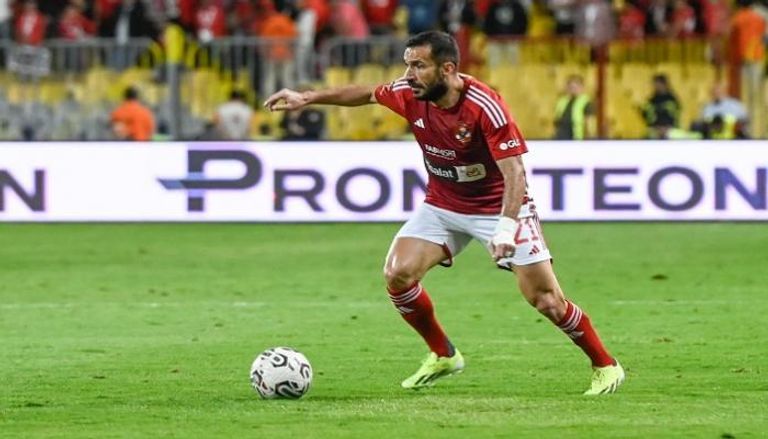 علي معلول لاعب الأهلي المصري