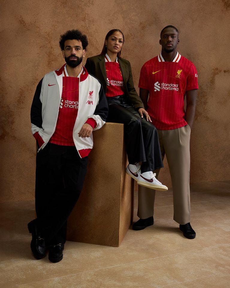 محمد صلاح يرتدي قميص ليفربول الجديد محمد صلاح مهاجم ليفربول