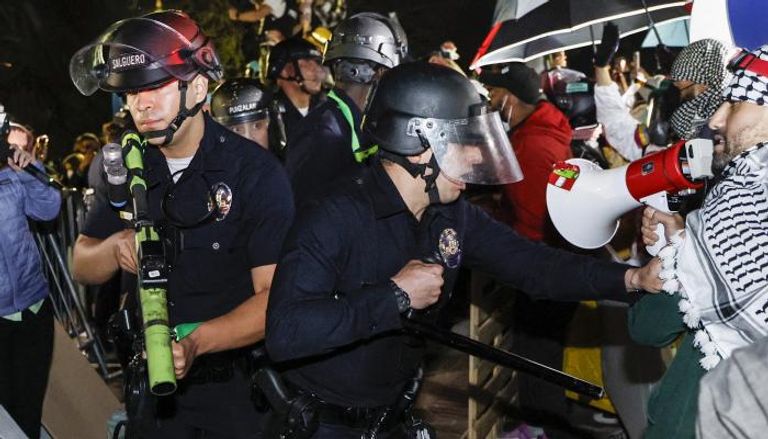 صدام الشرطة والمتظاهرين في جامعة كاليفورنيا